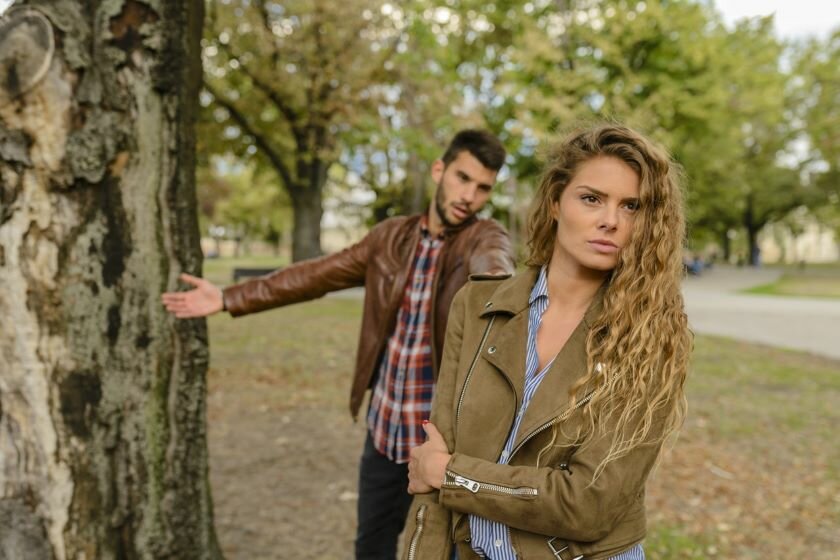 She's ignoring him and it's clearly driving him crazy but this is not typical. What you're going to read below is what really happens. Guy Going Crazy Being Ignored